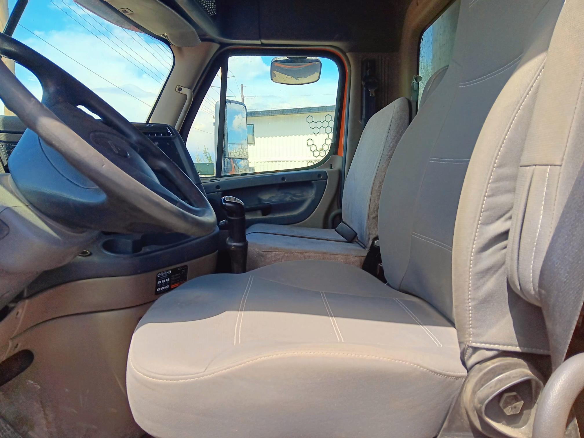 2014 FREIGHTLINER Cascadia - Image 10